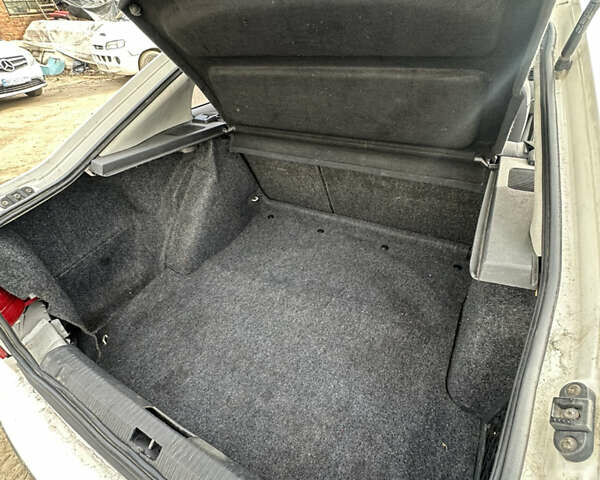 Белый Шкода Октавия, объемом двигателя 1.6 л и пробегом 205 тыс. км за 3190 $, фото 3 на Automoto.ua