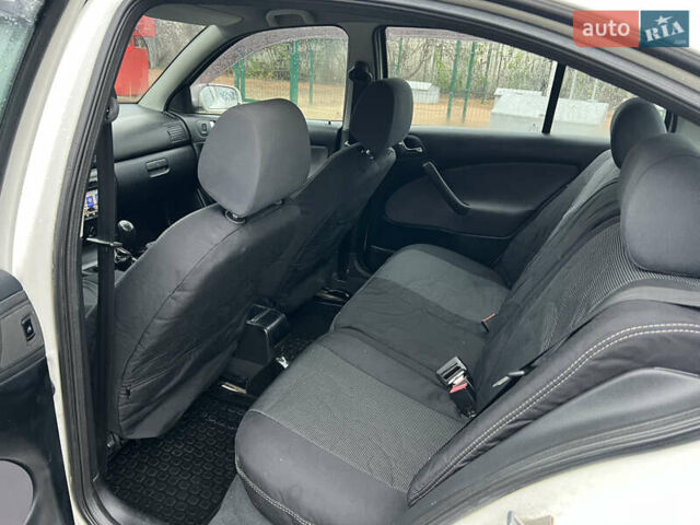 Белый Шкода Октавия, объемом двигателя 1.6 л и пробегом 303 тыс. км за 3950 $, фото 23 на Automoto.ua