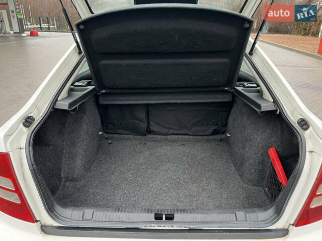 Белый Шкода Октавия, объемом двигателя 1.6 л и пробегом 303 тыс. км за 3950 $, фото 24 на Automoto.ua