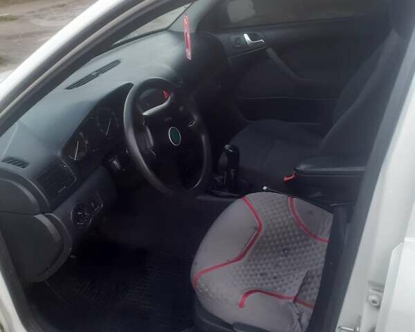 Белый Шкода Октавия, объемом двигателя 1.8 л и пробегом 275 тыс. км за 3300 $, фото 6 на Automoto.ua