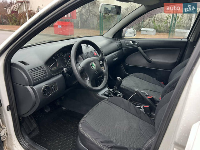 Белый Шкода Октавия, объемом двигателя 1.6 л и пробегом 303 тыс. км за 3950 $, фото 27 на Automoto.ua