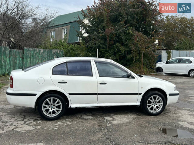 Белый Шкода Октавия, объемом двигателя 1.6 л и пробегом 333 тыс. км за 2200 $, фото 2 на Automoto.ua