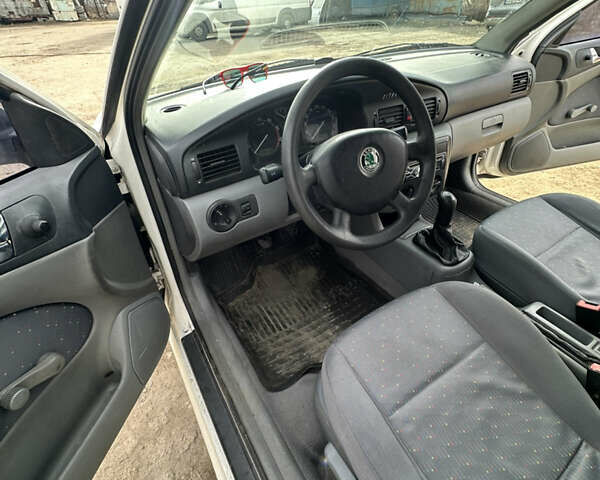 Белый Шкода Октавия, объемом двигателя 1.6 л и пробегом 205 тыс. км за 3190 $, фото 5 на Automoto.ua