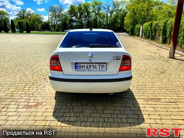 Белый Шкода Октавия, объемом двигателя 1.6 л и пробегом 202 тыс. км за 3500 $, фото 1 на Automoto.ua