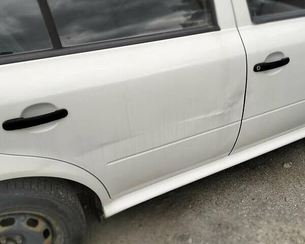 Белый Шкода Октавия, объемом двигателя 1.6 л и пробегом 255 тыс. км за 3200 $, фото 2 на Automoto.ua