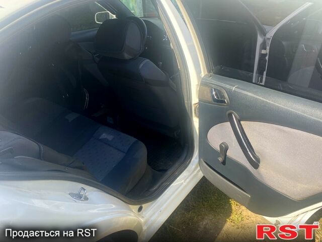 Белый Шкода Октавия, объемом двигателя 1.6 л и пробегом 411 тыс. км за 5400 $, фото 6 на Automoto.ua