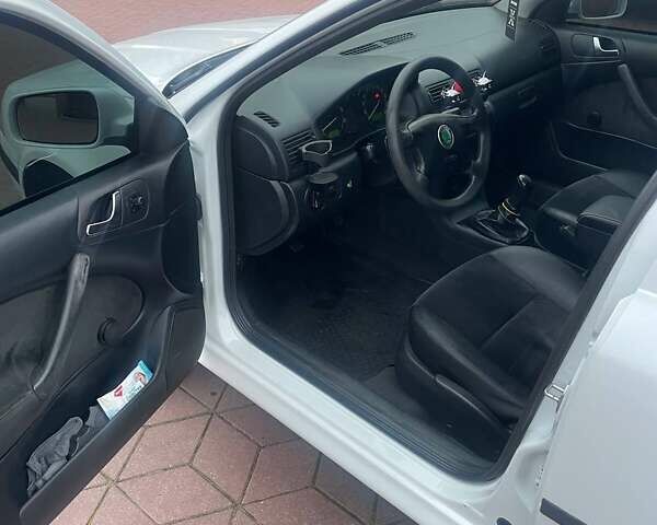 Білий Шкода Октавія, об'ємом двигуна 1.6 л та пробігом 300 тис. км за 5450 $, фото 7 на Automoto.ua