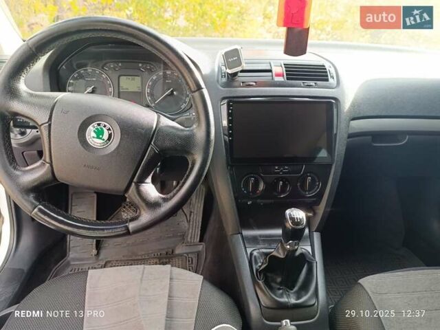 Шкода Октавія 2005 у Миколаїв на Automoto.ua Білий Шкода Октавія, об'ємом двигуна 1.9 л та пробігом 265 тис. км за 5900 $, фото 1 на Automoto.ua