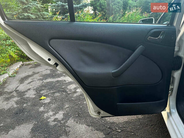 Белый Шкода Октавия, объемом двигателя 1.6 л и пробегом 232 тыс. км за 4290 $, фото 15 на Automoto.ua