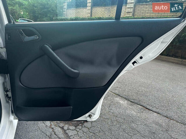 Белый Шкода Октавия, объемом двигателя 1.6 л и пробегом 232 тыс. км за 4290 $, фото 18 на Automoto.ua