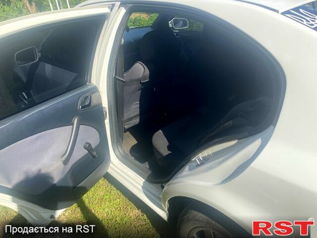 Белый Шкода Октавия, объемом двигателя 1.6 л и пробегом 411 тыс. км за 5400 $, фото 5 на Automoto.ua