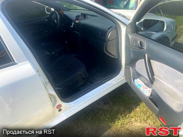 Белый Шкода Октавия, объемом двигателя 1.6 л и пробегом 411 тыс. км за 5400 $, фото 4 на Automoto.ua