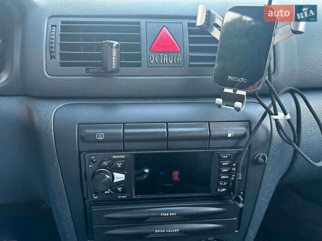 Белый Шкода Октавия, объемом двигателя 1.6 л и пробегом 232 тыс. км за 4290 $, фото 12 на Automoto.ua