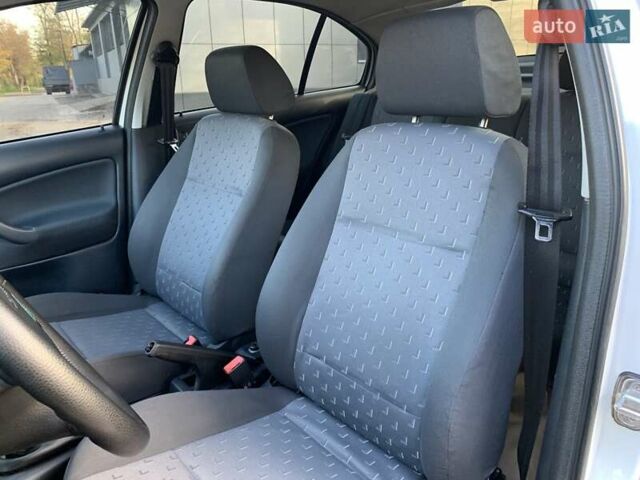 Шкода Октавия 2006 в Кривом Роге на Automoto.ua Белый Шкода Октавия, объемом двигателя 1.6 л и пробегом 187 тыс. км за 4800 $, фото 16 на Automoto.ua