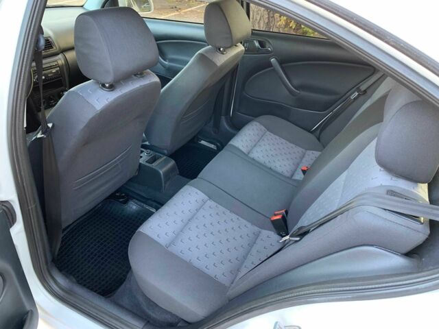 Шкода Октавия 2006 в Кривом Роге на Automoto.ua Белый Шкода Октавия, объемом двигателя 1.6 л и пробегом 187 тыс. км за 4800 $, фото 21 на Automoto.ua