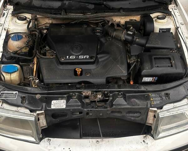 Белый Шкода Октавия, объемом двигателя 1.6 л и пробегом 325 тыс. км за 4600 $, фото 7 на Automoto.ua