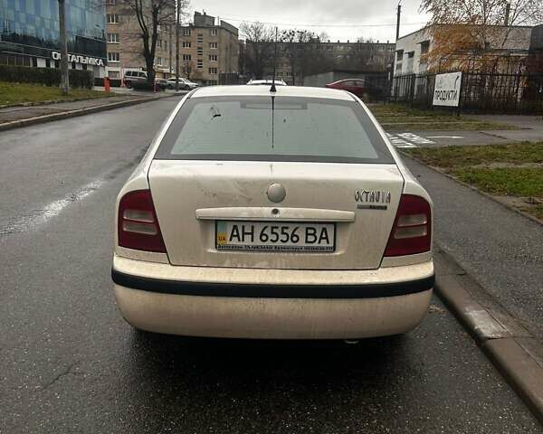 Белый Шкода Октавия, объемом двигателя 1.6 л и пробегом 325 тыс. км за 4600 $, фото 2 на Automoto.ua