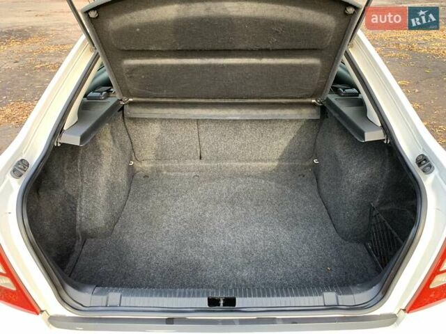 Шкода Октавия 2006 в Кривом Роге на Automoto.ua Белый Шкода Октавия, объемом двигателя 1.6 л и пробегом 187 тыс. км за 4800 $, фото 34 на Automoto.ua