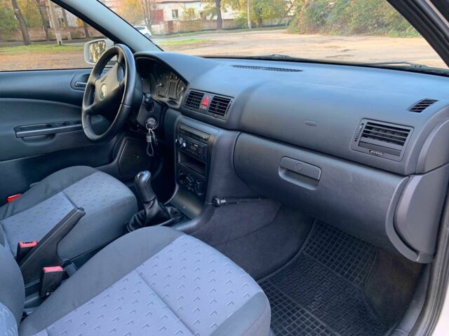 Шкода Октавия 2006 в Кривом Роге на Automoto.ua Белый Шкода Октавия, объемом двигателя 1.6 л и пробегом 187 тыс. км за 4800 $, фото 18 на Automoto.ua