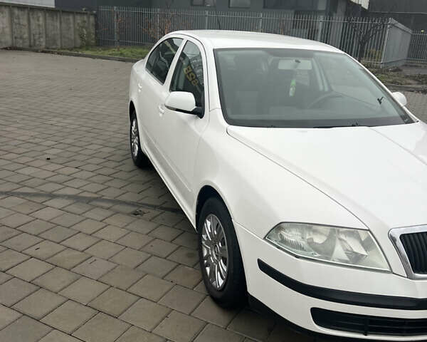Белый Шкода Октавия, объемом двигателя 1.6 л и пробегом 295 тыс. км за 5850 $, фото 4 на Automoto.ua