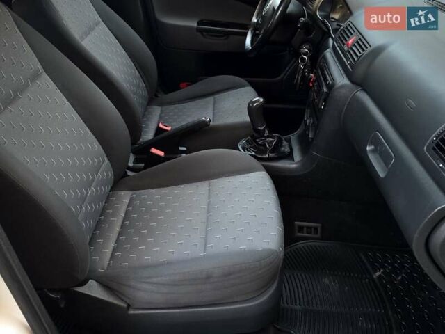 Білий Шкода Октавія, об'ємом двигуна 1.6 л та пробігом 230 тис. км за 4999 $, фото 33 на Automoto.ua