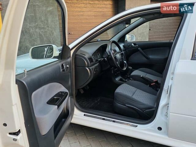 Білий Шкода Октавія, об'ємом двигуна 1.6 л та пробігом 230 тис. км за 4999 $, фото 18 на Automoto.ua