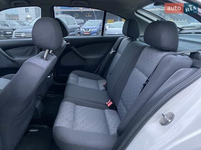 Білий Шкода Октавія, об'ємом двигуна 1.6 л та пробігом 261 тис. км за 4750 $, фото 7 на Automoto.ua