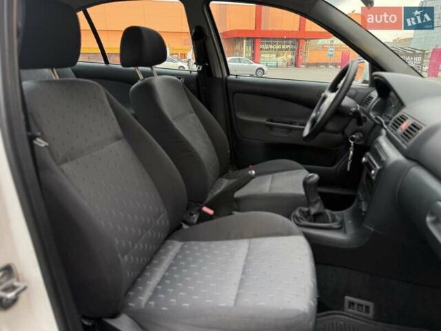 Белый Шкода Октавия, объемом двигателя 1.6 л и пробегом 261 тыс. км за 4750 $, фото 11 на Automoto.ua