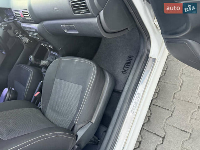 Белый Шкода Октавия, объемом двигателя 1.6 л и пробегом 213 тыс. км за 4500 $, фото 20 на Automoto.ua