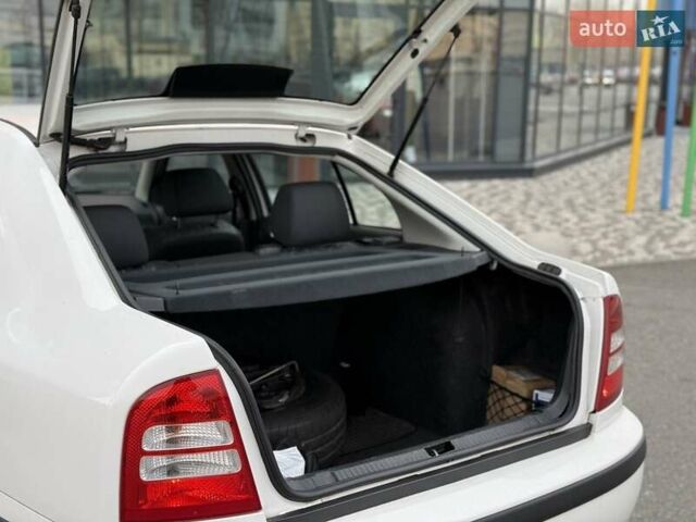 Белый Шкода Октавия, объемом двигателя 1.6 л и пробегом 261 тыс. км за 4750 $, фото 6 на Automoto.ua