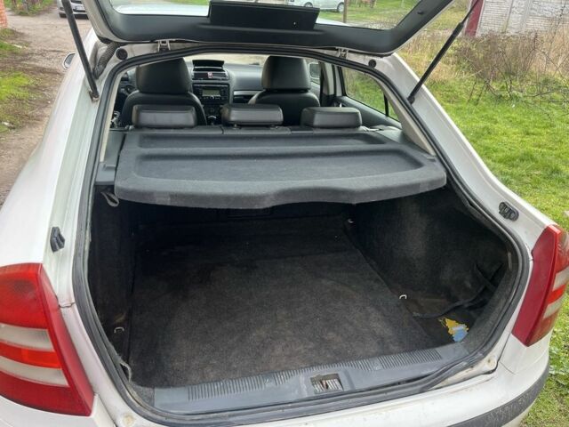 Білий Шкода Октавія, об'ємом двигуна 2 л та пробігом 285 тис. км за 2000 $, фото 21 на Automoto.ua