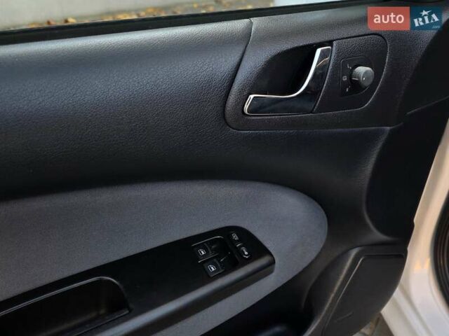 Білий Шкода Октавія, об'ємом двигуна 1.6 л та пробігом 230 тис. км за 4999 $, фото 20 на Automoto.ua