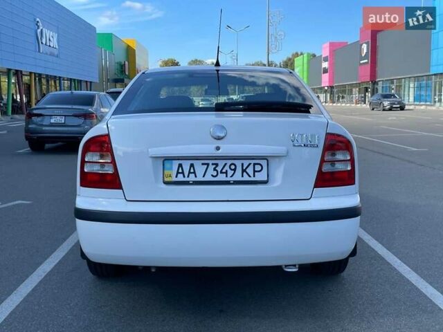 Белый Шкода Октавия, объемом двигателя 1.6 л и пробегом 261 тыс. км за 4700 $, фото 1 на Automoto.ua
