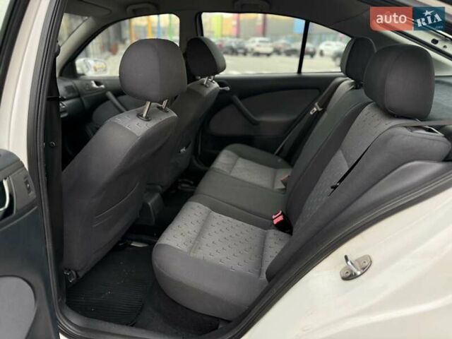 Белый Шкода Октавия, объемом двигателя 1.6 л и пробегом 261 тыс. км за 4750 $, фото 8 на Automoto.ua