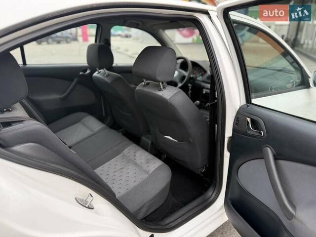 Белый Шкода Октавия, объемом двигателя 1.6 л и пробегом 261 тыс. км за 4750 $, фото 10 на Automoto.ua