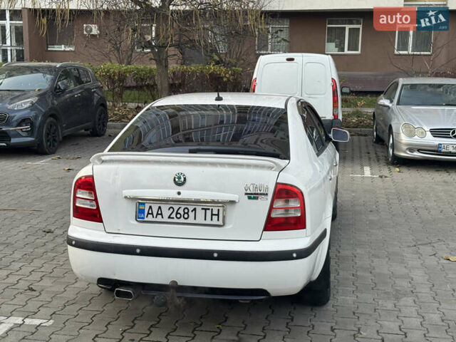 Белый Шкода Октавия, объемом двигателя 1.6 л и пробегом 213 тыс. км за 4500 $, фото 2 на Automoto.ua