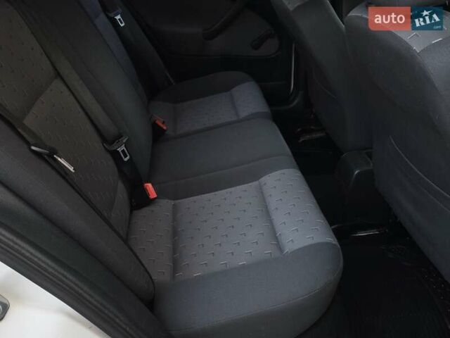 Білий Шкода Октавія, об'ємом двигуна 1.6 л та пробігом 230 тис. км за 4999 $, фото 31 на Automoto.ua