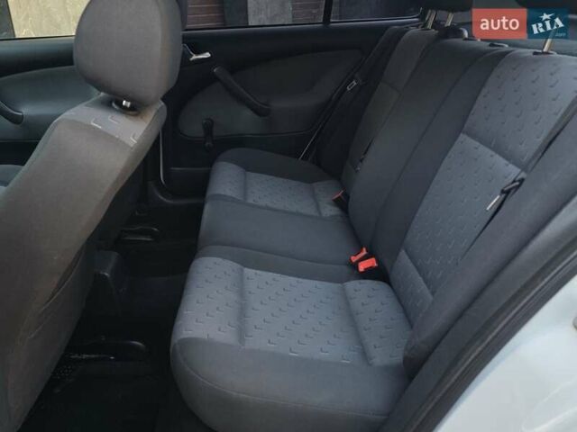 Білий Шкода Октавія, об'ємом двигуна 1.6 л та пробігом 230 тис. км за 4999 $, фото 26 на Automoto.ua