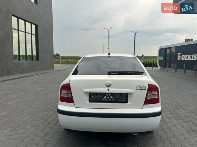 Белый Шкода Октавия, объемом двигателя 1.6 л и пробегом 182 тыс. км за 5700 $, фото 2 на Automoto.ua