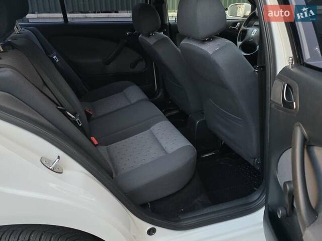 Білий Шкода Октавія, об'ємом двигуна 1.6 л та пробігом 230 тис. км за 4999 $, фото 30 на Automoto.ua