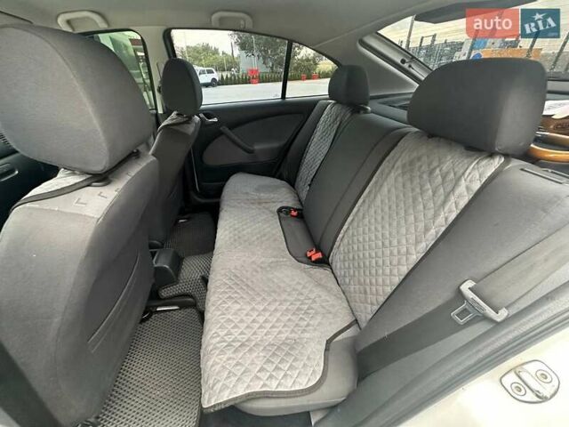 Белый Шкода Октавия, объемом двигателя 1.6 л и пробегом 182 тыс. км за 5700 $, фото 11 на Automoto.ua