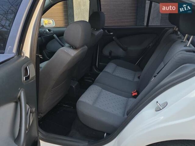 Білий Шкода Октавія, об'ємом двигуна 1.6 л та пробігом 230 тис. км за 4999 $, фото 25 на Automoto.ua