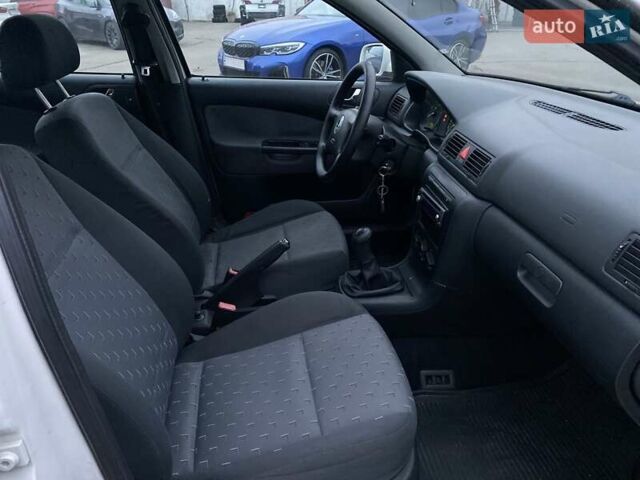 Білий Шкода Октавія, об'ємом двигуна 1.6 л та пробігом 261 тис. км за 4750 $, фото 10 на Automoto.ua