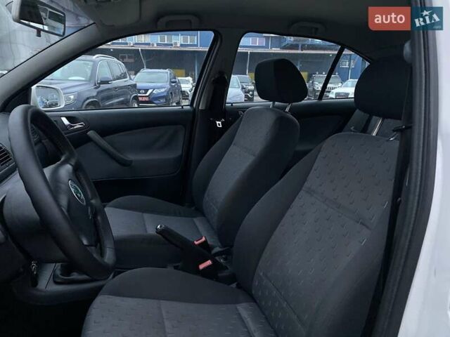 Білий Шкода Октавія, об'ємом двигуна 1.6 л та пробігом 261 тис. км за 4750 $, фото 6 на Automoto.ua