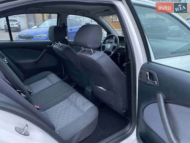 Білий Шкода Октавія, об'ємом двигуна 1.6 л та пробігом 261 тис. км за 4750 $, фото 9 на Automoto.ua