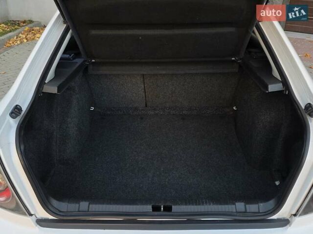 Білий Шкода Октавія, об'ємом двигуна 1.6 л та пробігом 230 тис. км за 4999 $, фото 29 на Automoto.ua