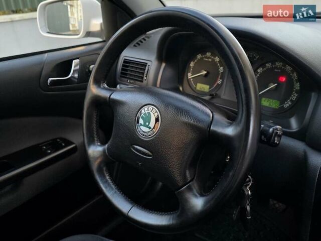 Білий Шкода Октавія, об'ємом двигуна 1.6 л та пробігом 230 тис. км за 4999 $, фото 35 на Automoto.ua