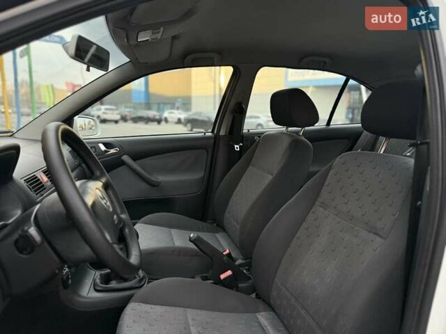 Белый Шкода Октавия, объемом двигателя 1.6 л и пробегом 261 тыс. км за 4750 $, фото 7 на Automoto.ua