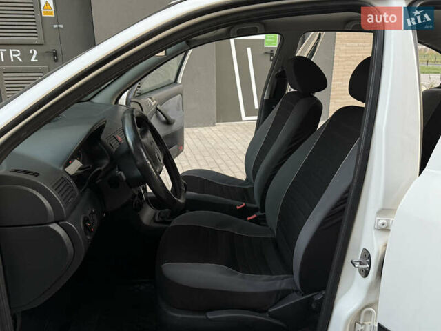 Шкода Октавия 2007 в Львове на Automoto.ua Белый Шкода Октавия, объемом двигателя 1.9 л и пробегом 249 тыс. км за 2700 $, фото 10 на Automoto.ua