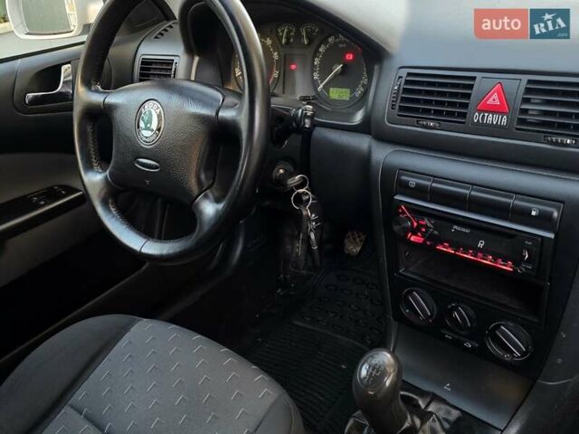 Білий Шкода Октавія, об'ємом двигуна 1.6 л та пробігом 230 тис. км за 4999 $, фото 34 на Automoto.ua